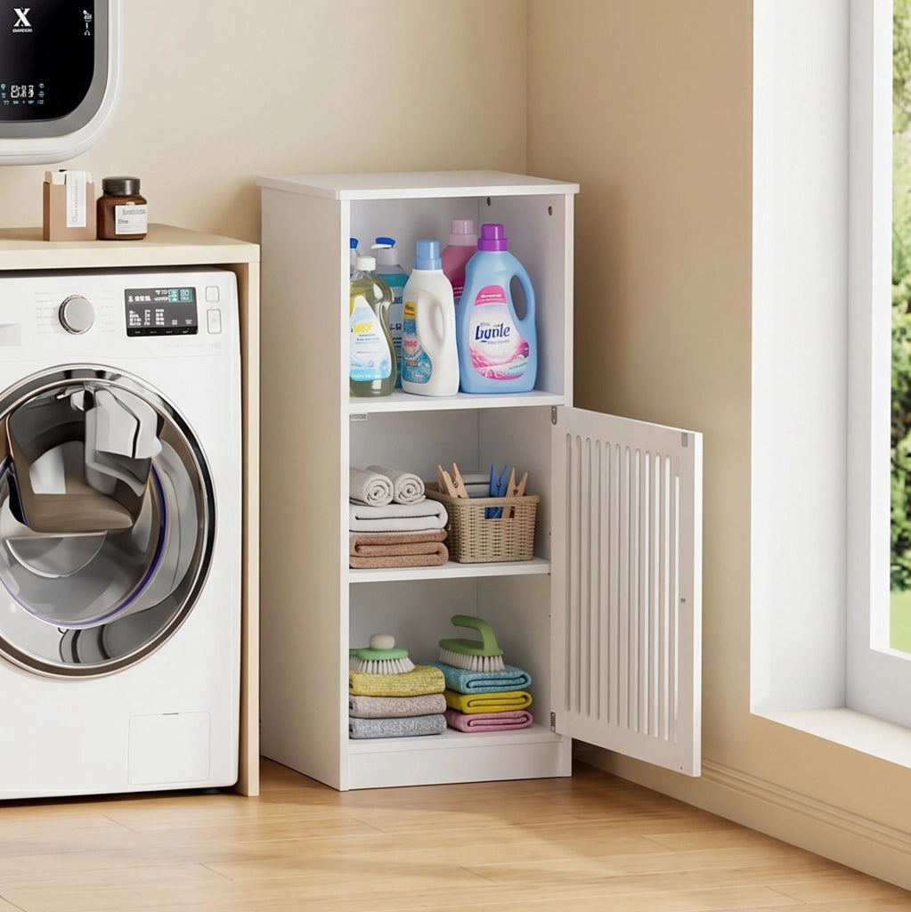 Mobile bagno basso bianco con ante a lamelle e vani portaoggetti