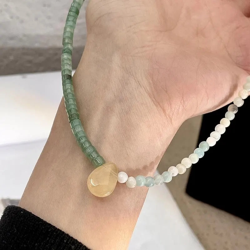Collana fatta a mano con perline di pietra verde: gioiello leggero con perline.