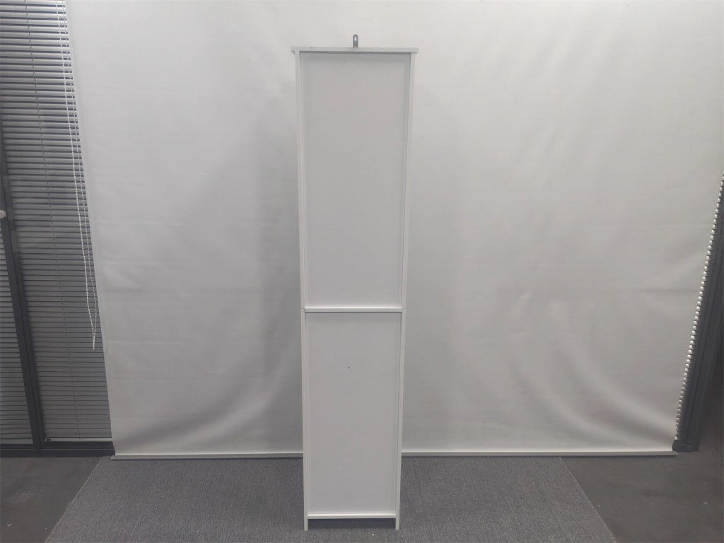 Armadio bagno alto bianco con ripiani regolabili e ante a lamelle, mobile salvaspazio da terra