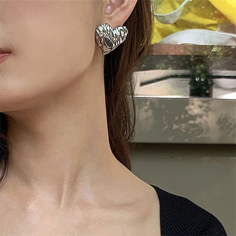 Orecchini a forma di cuore con design a nicchia in metallo e strisce, realizzati in argento sterling S925.