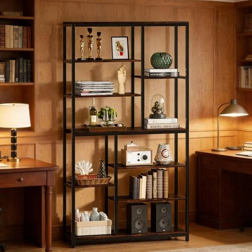 Libreria alta in stile industriale con struttura in metallo e ripiani aperti