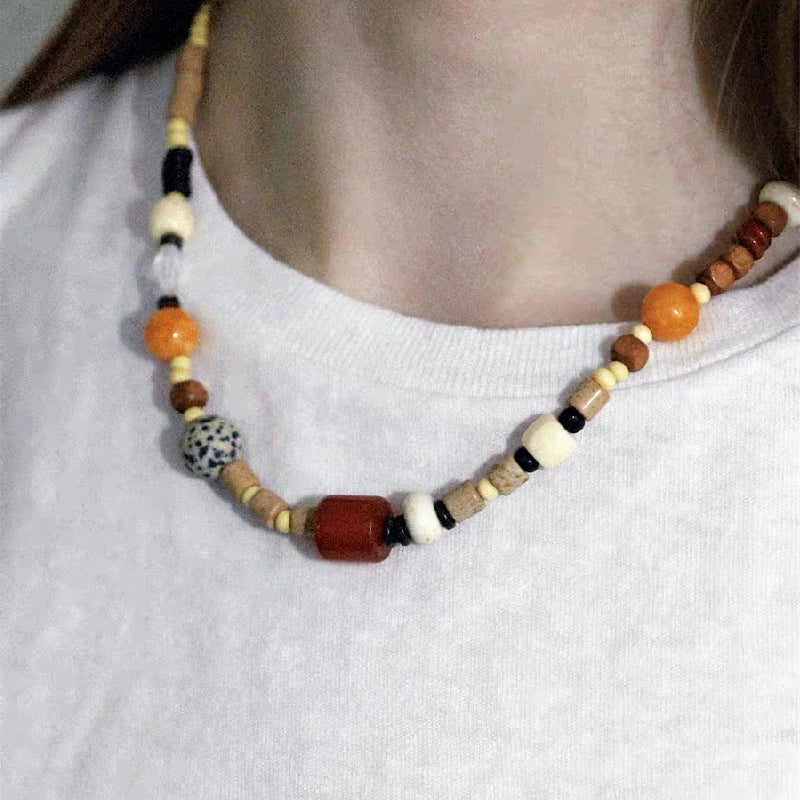 Collana composta da perline di pietra naturale e legno, collana asimmetrica di perline colorate