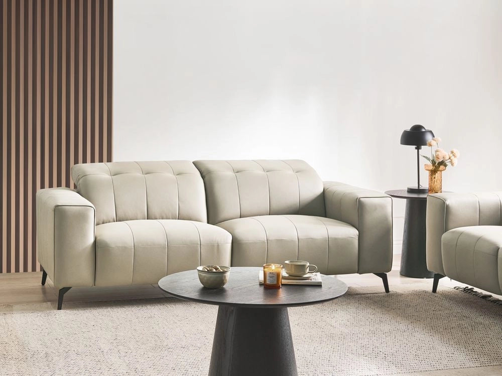 Divano in ecopelle con poggiatesta regolabile e gambe in metallo Beige stile moderno