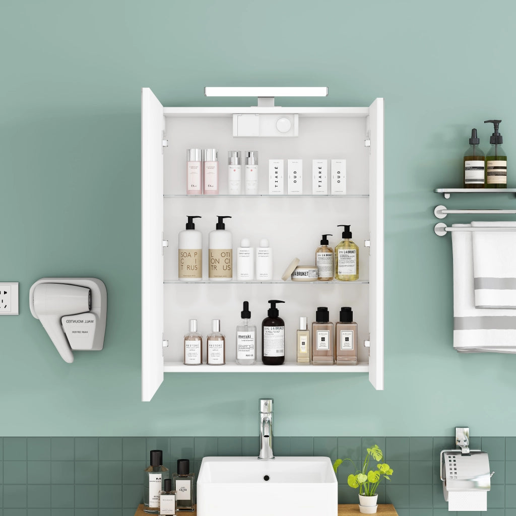 Mobile con specchio con 2 ante asimmetriche; ripiani in vetro regolabili; LED e presa integrata per bagno; bianco