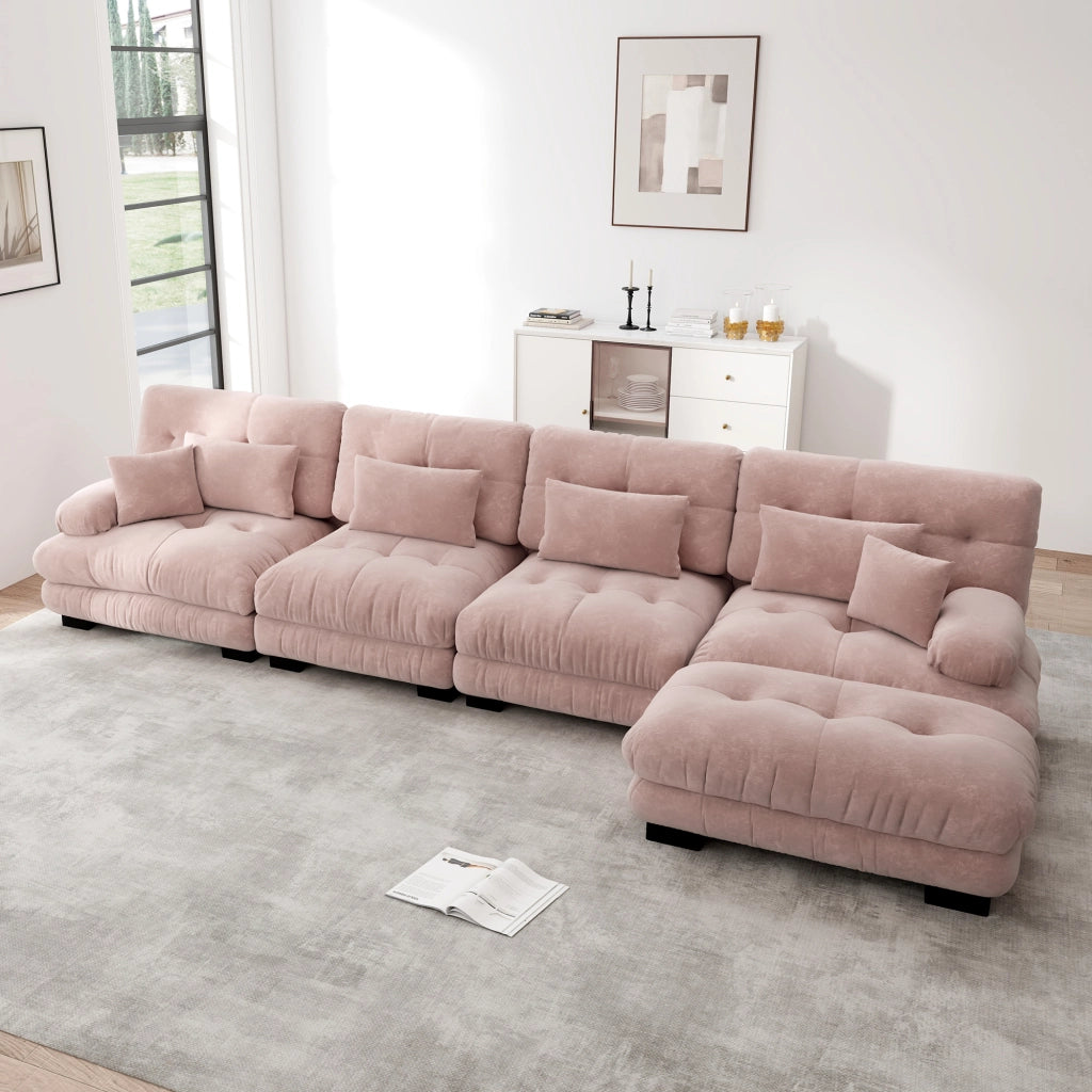 Divano angolare modulare in ciniglia con pouf mobile, cuscini decorativi e seduta comfort per soggiorno rosa