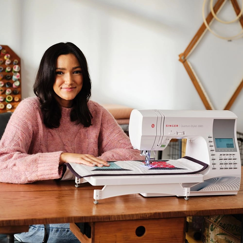 SINGER 9960 Macchina da cucire e per quilting con set di accessori, tavolo di prolunga, 600 punti, modalità autopilota elettronica