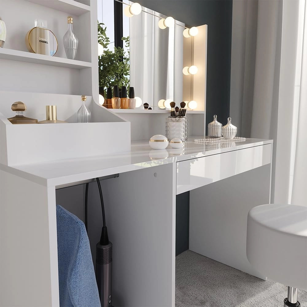 Tavolo da toeletta Sherry, Bianco/bianco lucido, 119.8 cm 5 parti, con illuminazione LED e sgabello per l’uso quotidiano
