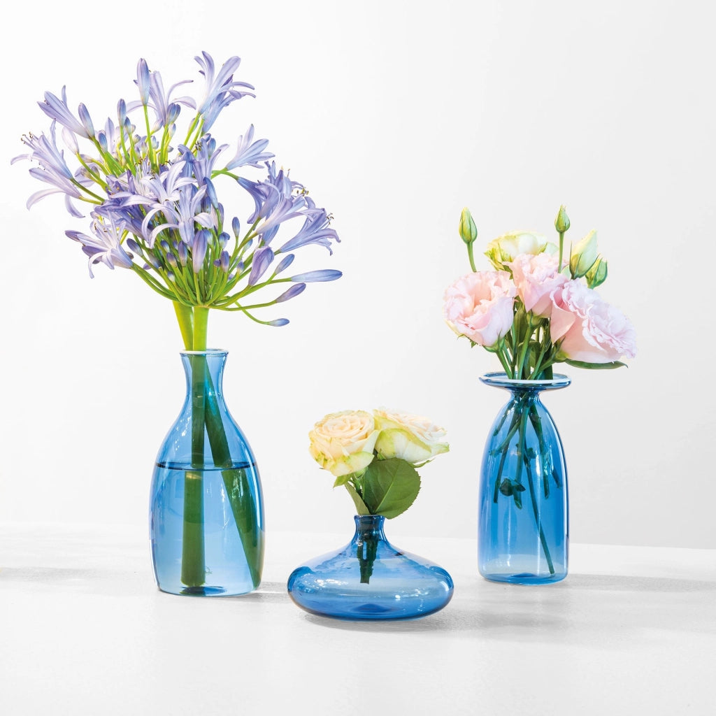 Vasetto Un Fiore in vetro borosilicato soffiato a mano, design elegante bluino, capacità 19 cl, ideale come complemento d'arredo decorativo per casa