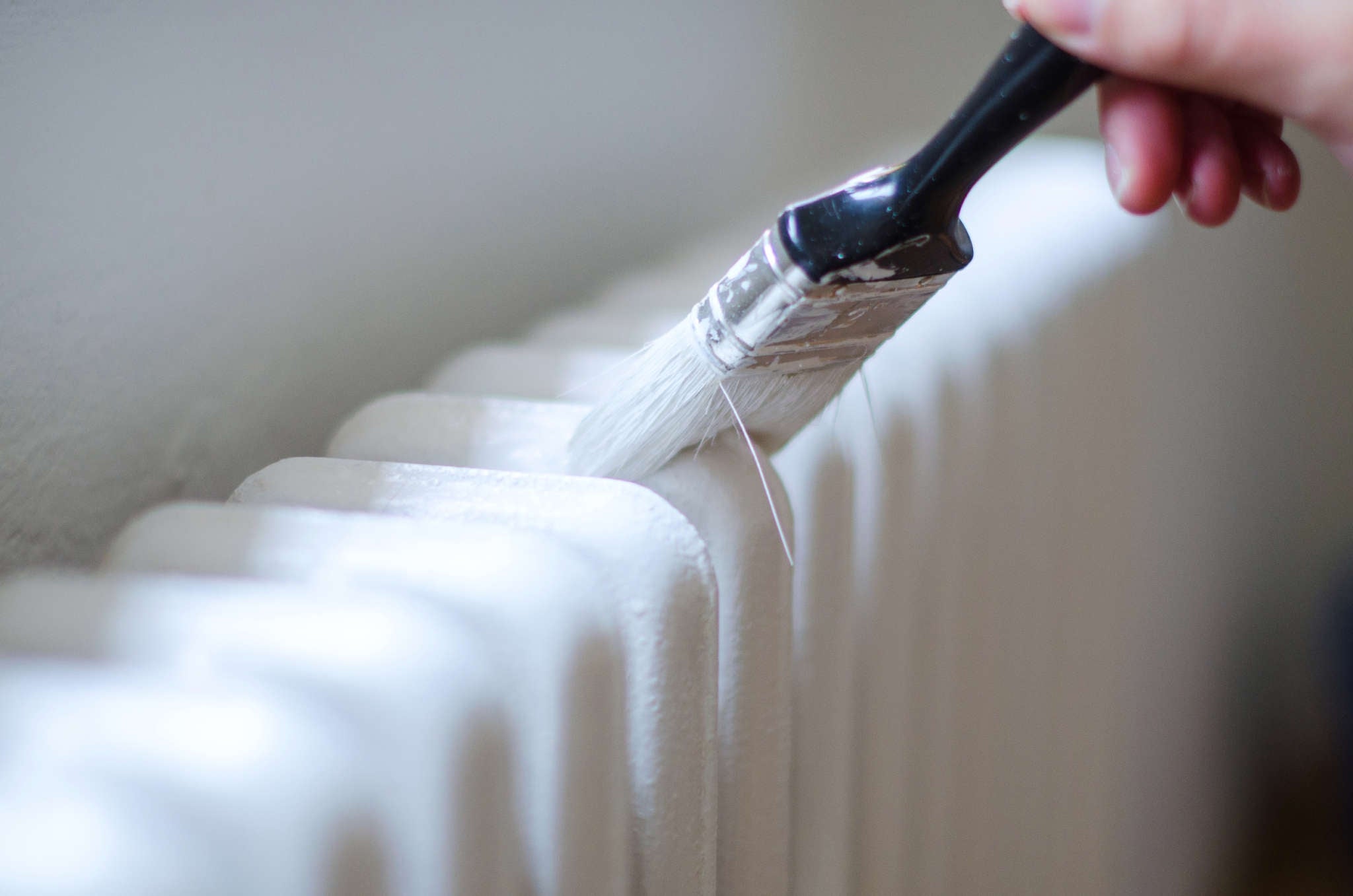 Smalto bianco satinato all'acqua per termosifoni caloriferi radiatore