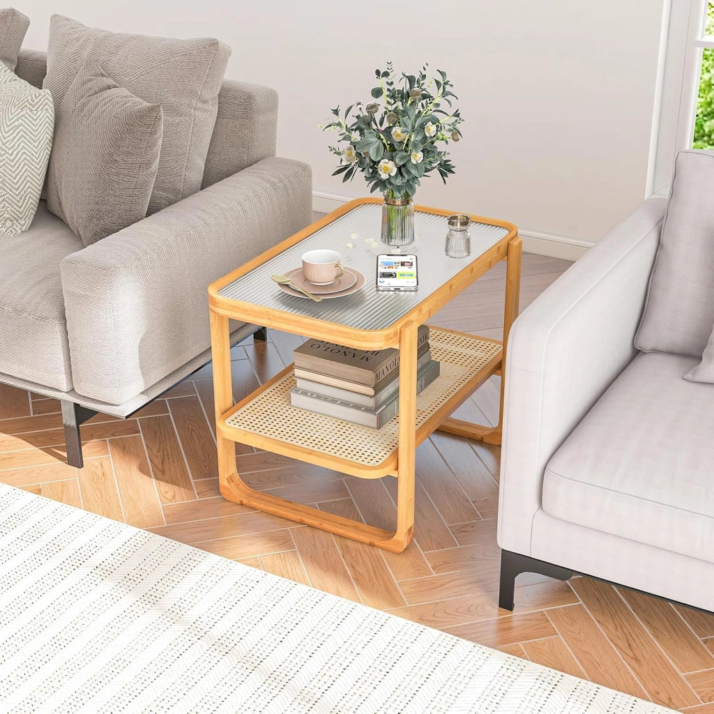 Tavolino Laterale in Bambù, Tavolino da Salotto a 2 Ripiani con Piano in Vetro e Ripiano in Rattan PE, Tavolino Basso e Multiuso per Camera da Letto e Soggiorno
