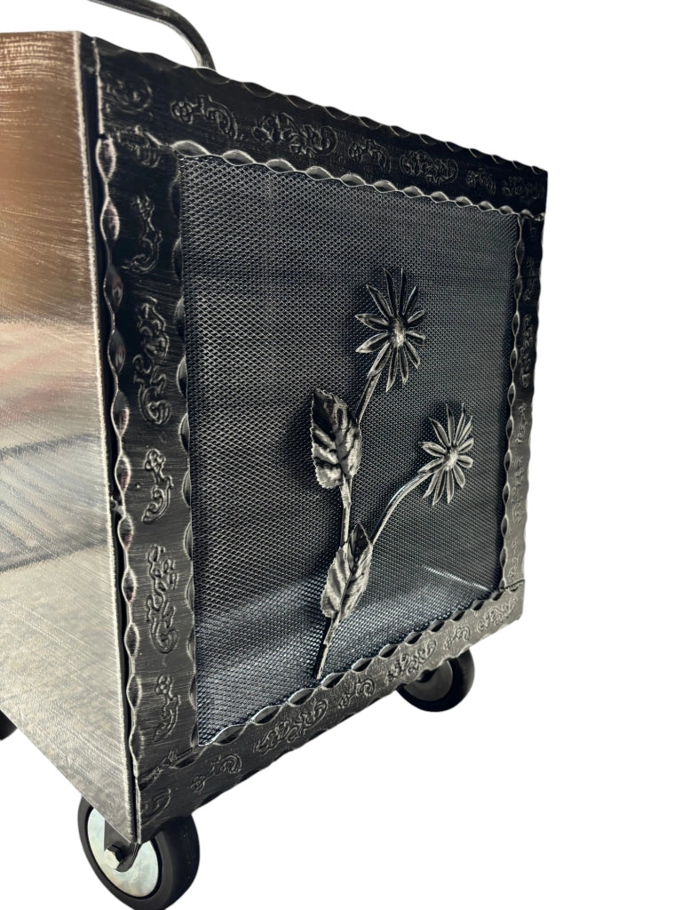 Porta Legna con Ruote, Porta Pellet, in Ferro Battuto, 52 x 50 x 84h cm, Motivo Floreale, Per Camino e Stufe Grigio