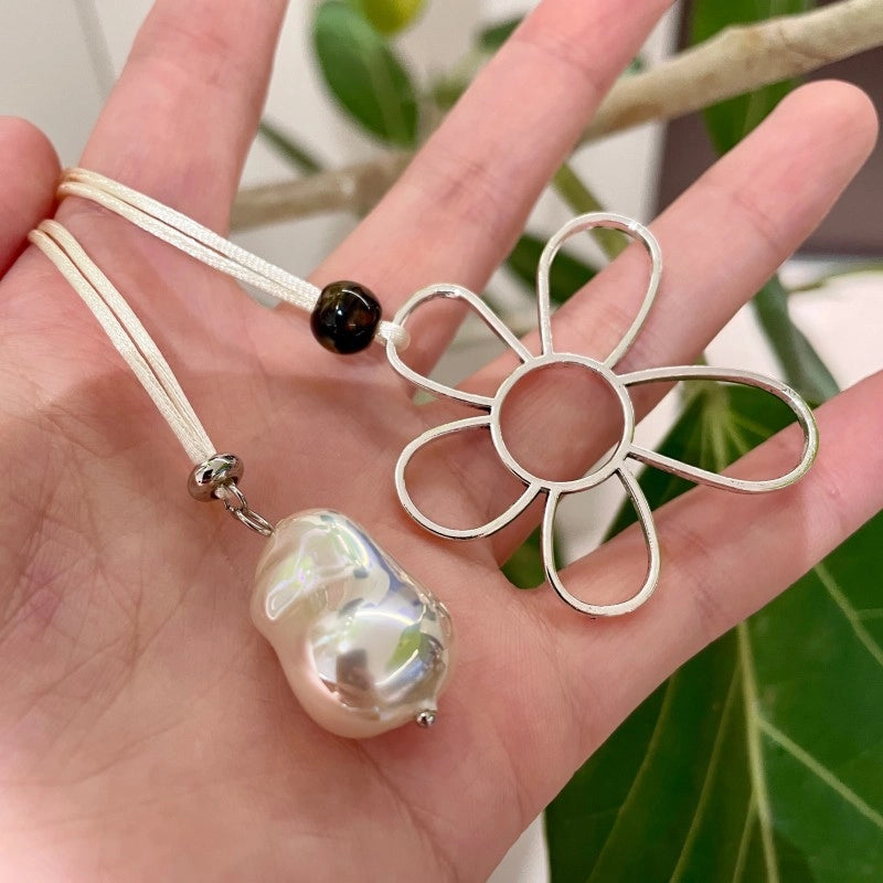 Collana a strati di fiori in argento traforato con pendente in perla barocca e catena per clavicola