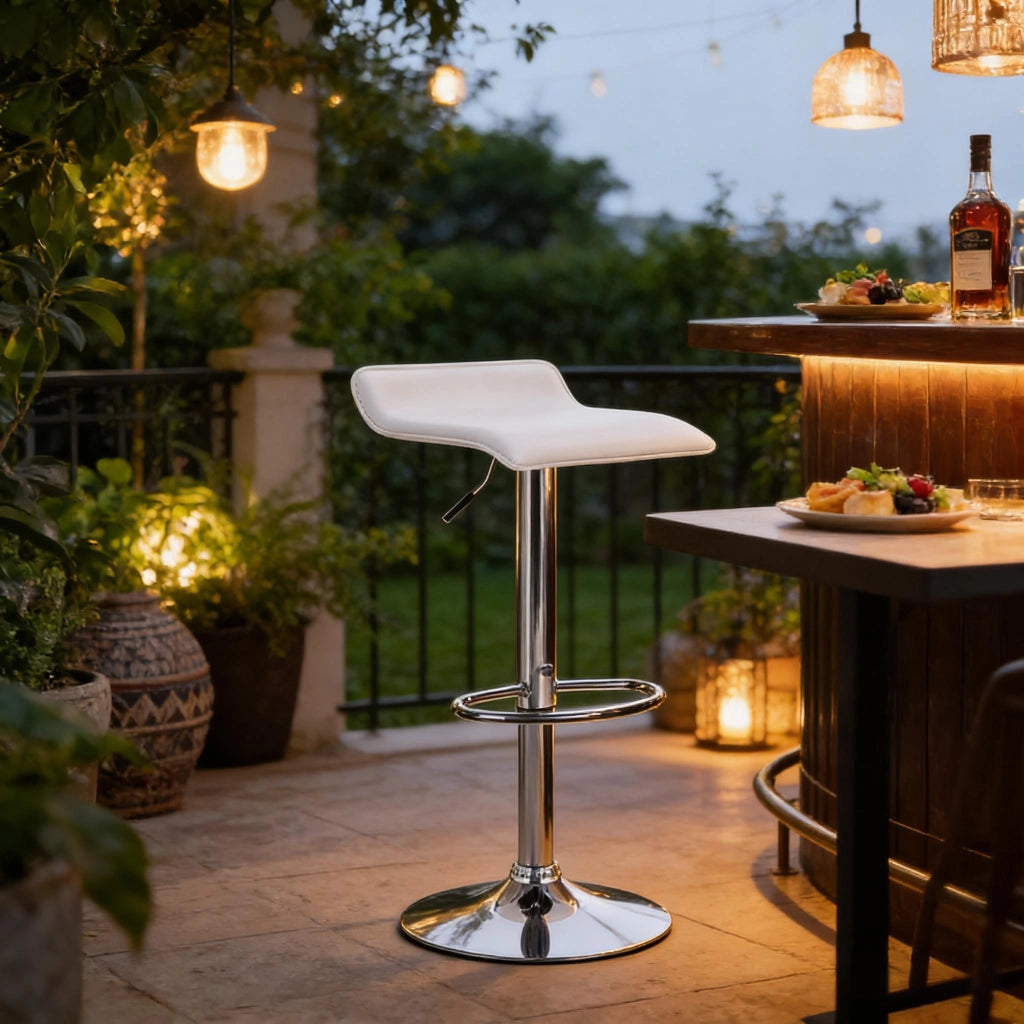Sgabello da bar girevole con altezza regolabile e design ergonomico in similpelle bianca e acciaio