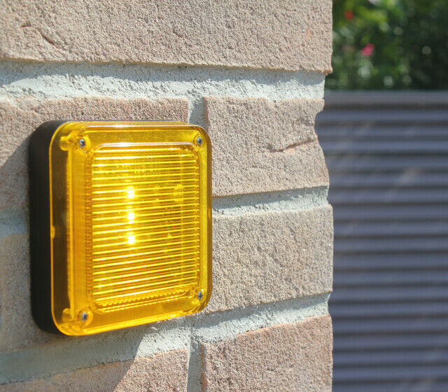 LAMPEGGIATORE LED A MURO UNIVERSALE 24-230V AUTOMAZIONE CANCELLI GARAGE 550/1036