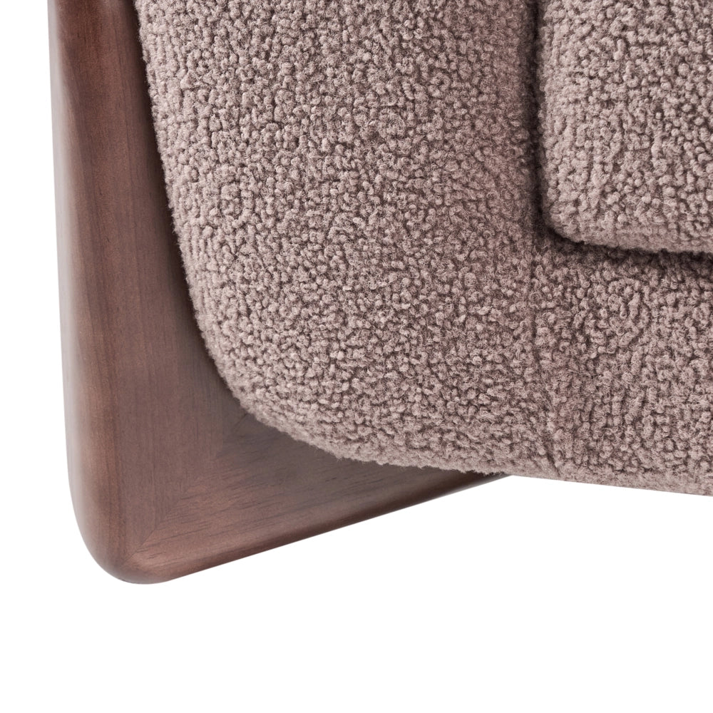 Divano a due posti con rivestimento in tessuto bouclè marrone con braccioli e gambe in legno stile moderno