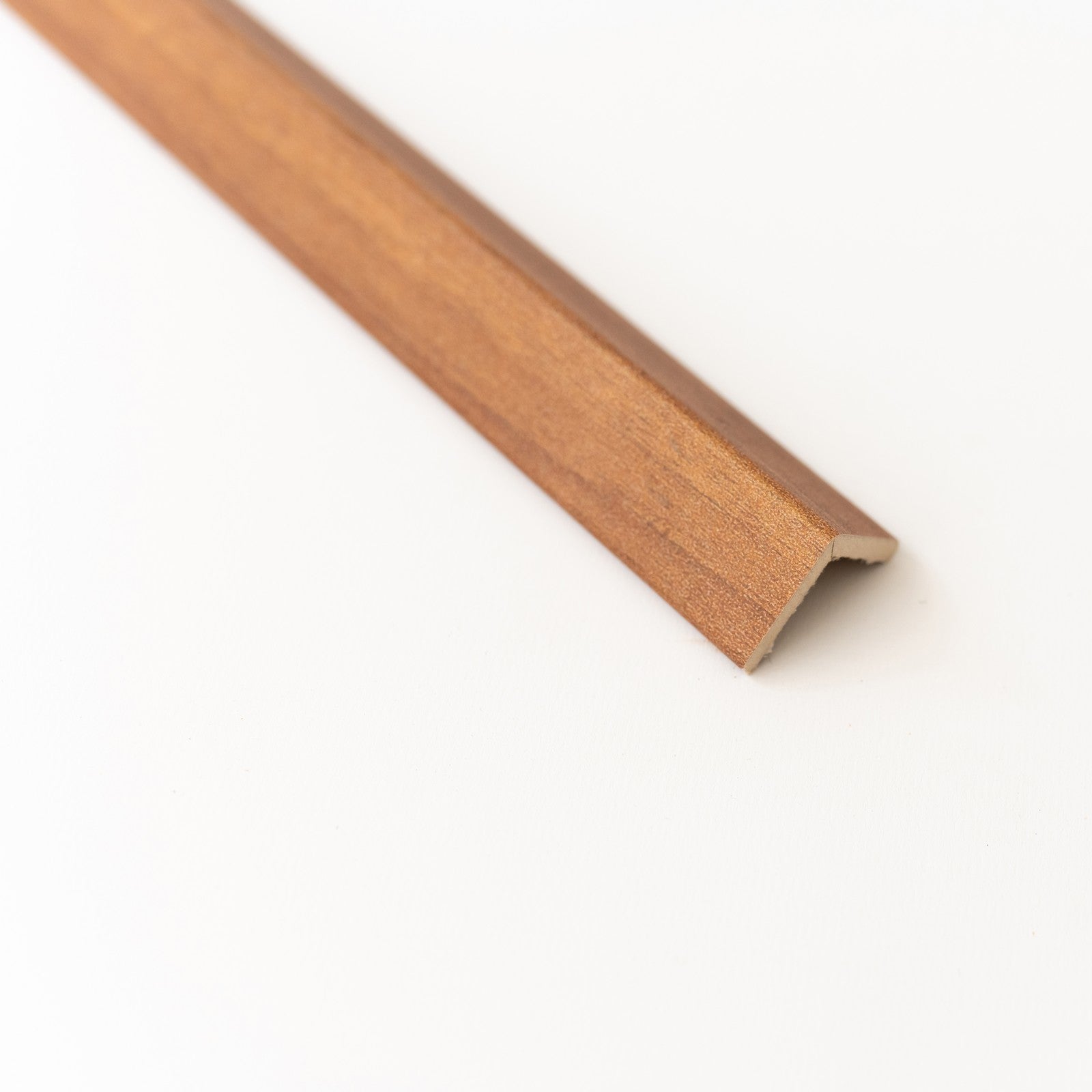 paraspigolo in mdf noce tanganica mm.28x28x3000 cod:ferx.2347