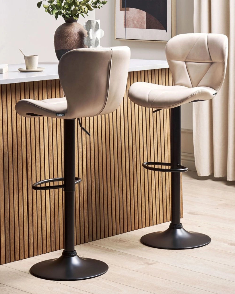 Set di 2 sgabelli in ecopelle beige chiaro con altezza regolabile sedia da bar moderna da cucina