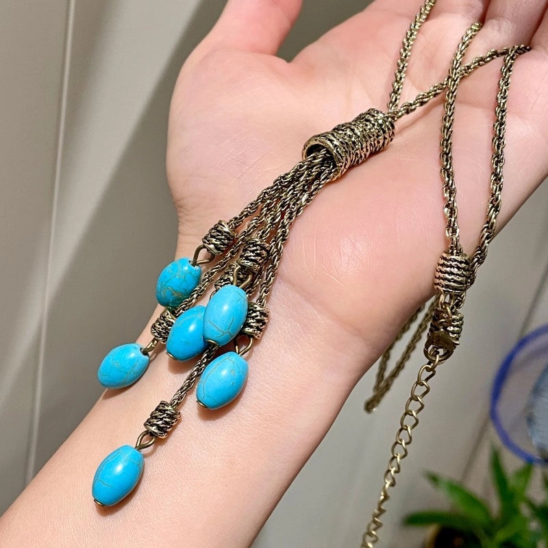 Collana con ciondolo a goccia in turchese naturale e nappa