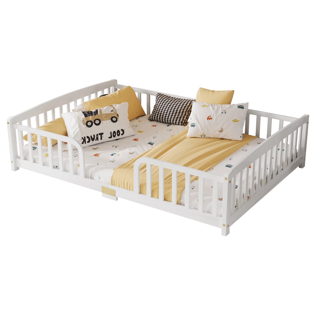 Letto a pavimento 140x200 cm con ringhiere e accesso centrale in legno di pino bianco