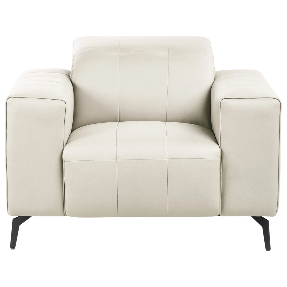 Poltrona in ecopelle beige chiaro  con poggiatesta regolabile e gambe in metallo stile moderno
