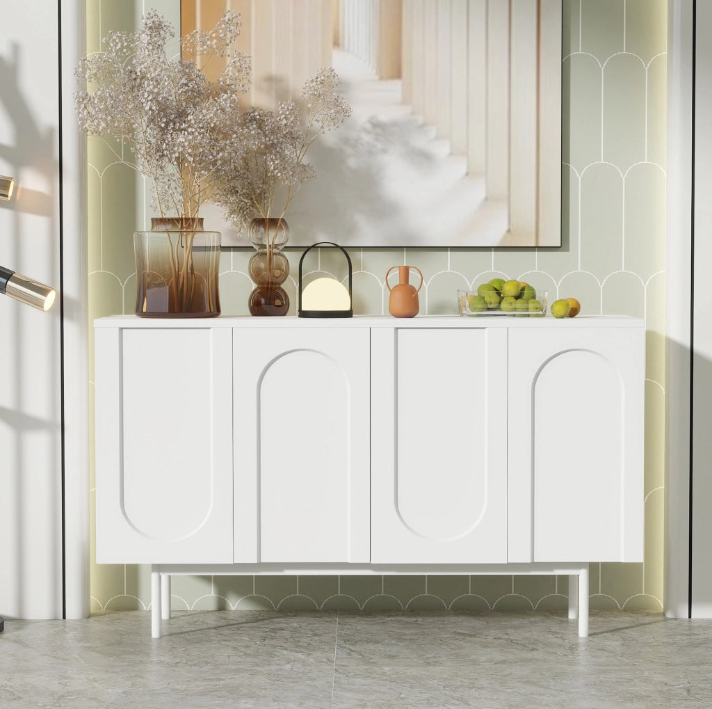 Credenza bianca con ripiani regolabili e gambe in metallo; MDF