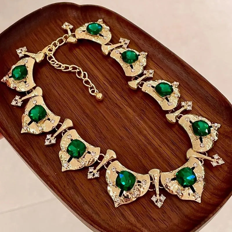 Collana vintage fatta a mano con diamanti e cristalli verdi, regalo di Natale o compleanno.