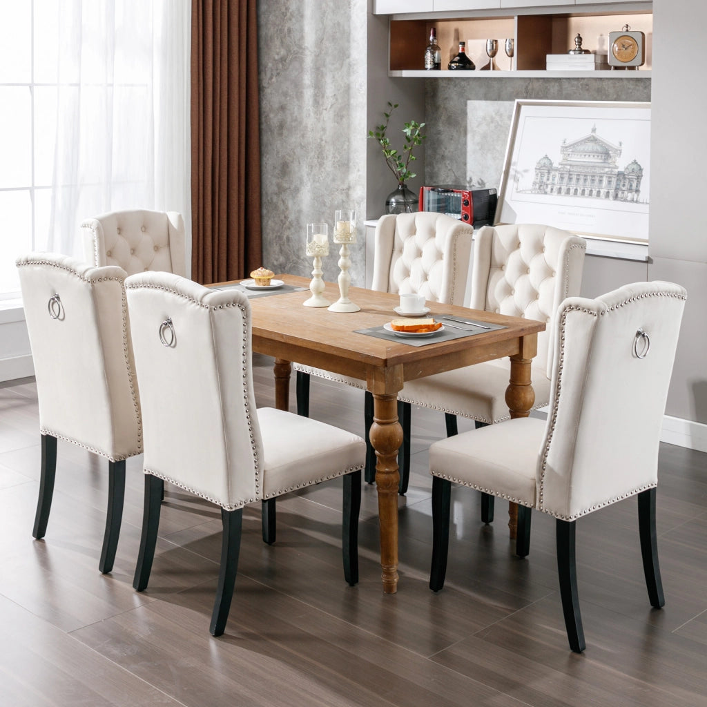 Set di 2 sedie da pranzo in velluto beige con gambe in legno massello di quercia, schienale curvo e dettagli con borchie