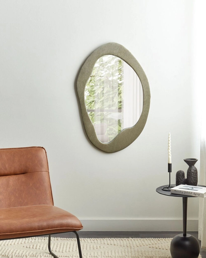 Specchio da parete verde con cornice in MDF vetro 59 x 90 cm Forma irregolare Decorativo a parete Pezzo d'accento in stile moderno