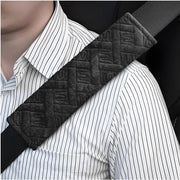Cuscino di sicurezza per auto 2 pezzi - Cuscini per spalle universali - morbidi e confortevoli - alta qualità piuma - design elegante - dimensioni 6 x 26 cm - cuscino per auto