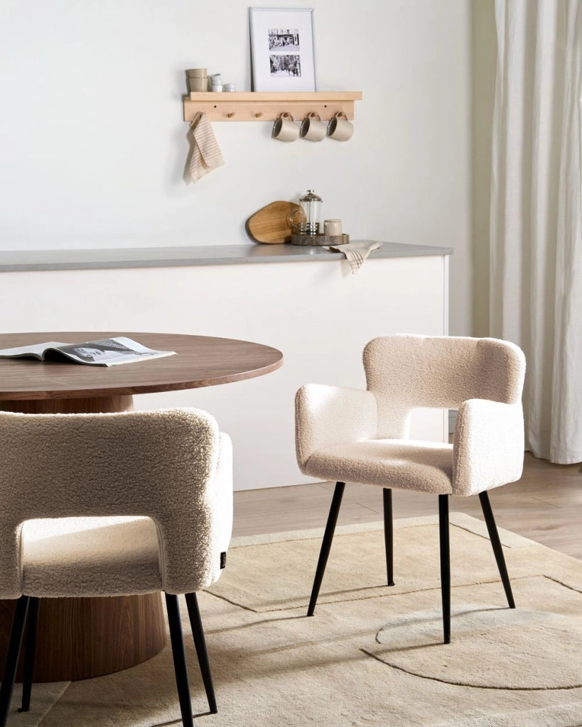 Set di 2 sedie Sedia da pranzo in bouclé beige con braccioli Schienale ritagliato Gambe in metallo nero
