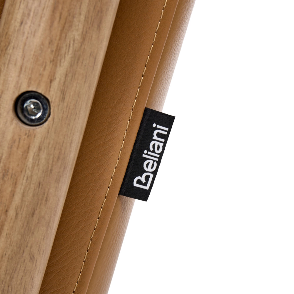 Poltrona in pelle marrone dorato con struttura in legno stile Mid-Century e Moderno