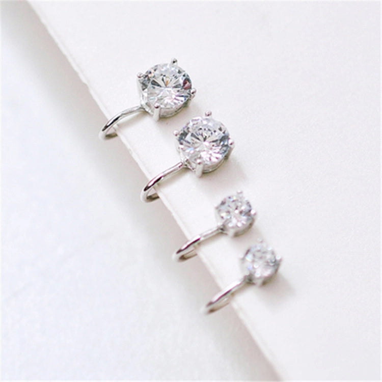 Questi orecchini a clip minimalisti con zirconi emanano eleganza e brillantezza, perfetti per chi non ha i lobi forati.