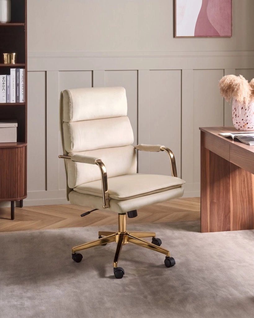 Sedia da ufficio in velluto beige con base in metallo dorato sedia da scrivania girevole regolabile in altezza