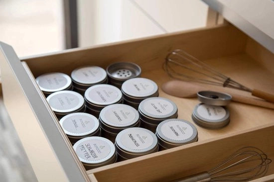 12 piccoli contenitori per erbe sovrapposti con coperchio aromatizzante aggiuntivo inclusi 12 etichette + 2 strisce per dispersione | Altezza: ciascuno ca. 4,5 cm, ciascuno ca. 6,4 cm | contenitori in acciaio | senza BPA e adatto