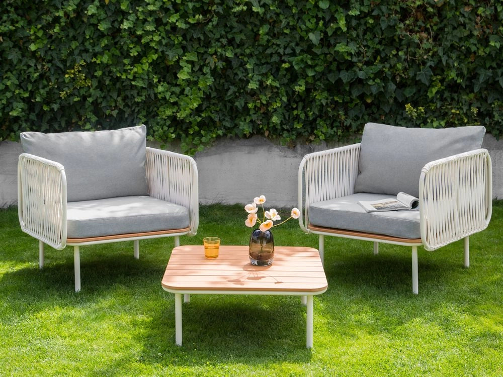Set poltrone e tavolo con struttura in metallo e schienale in corda con cuscini grigio stile elegante