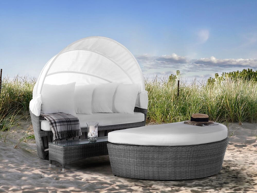 Lettino da giardino bianco e grigio finto rattan con cuscini Tavolino resistente alle intemperie