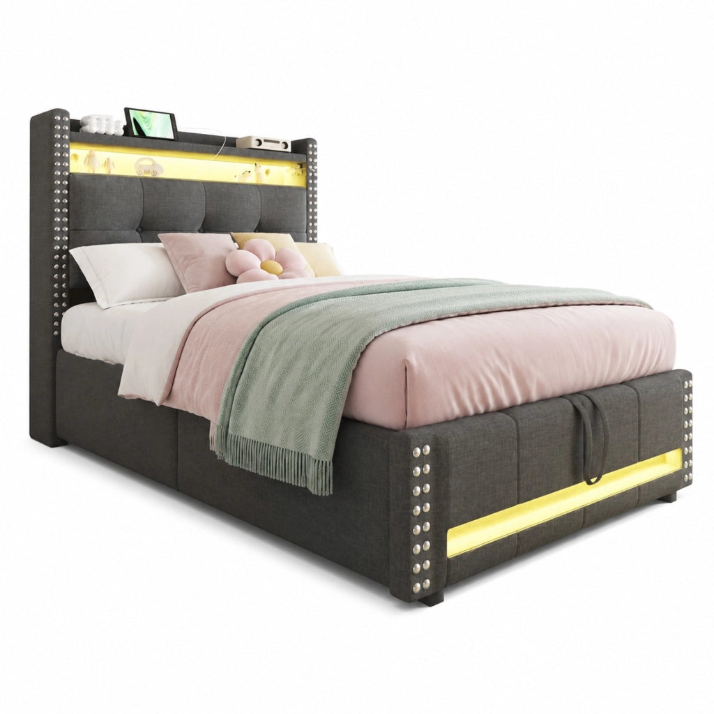 Letto imbottito singolo 90x200 cm con luci LED, porta USB, contenitore idraulico e testiera con ripiani, tessuto effetto lino grigio