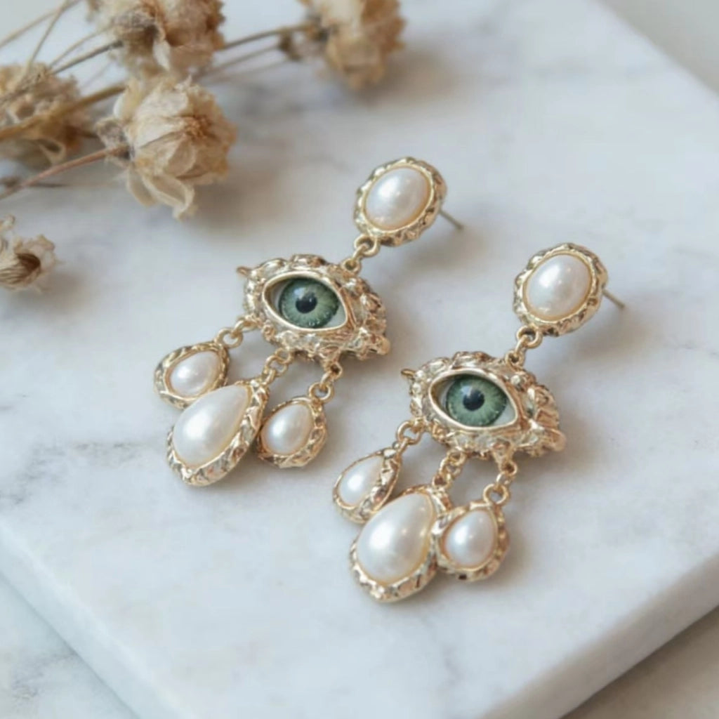 Orecchini pendenti lunghi con perle dal design vintage francese, esagerato e dalla forma a occhio grande.