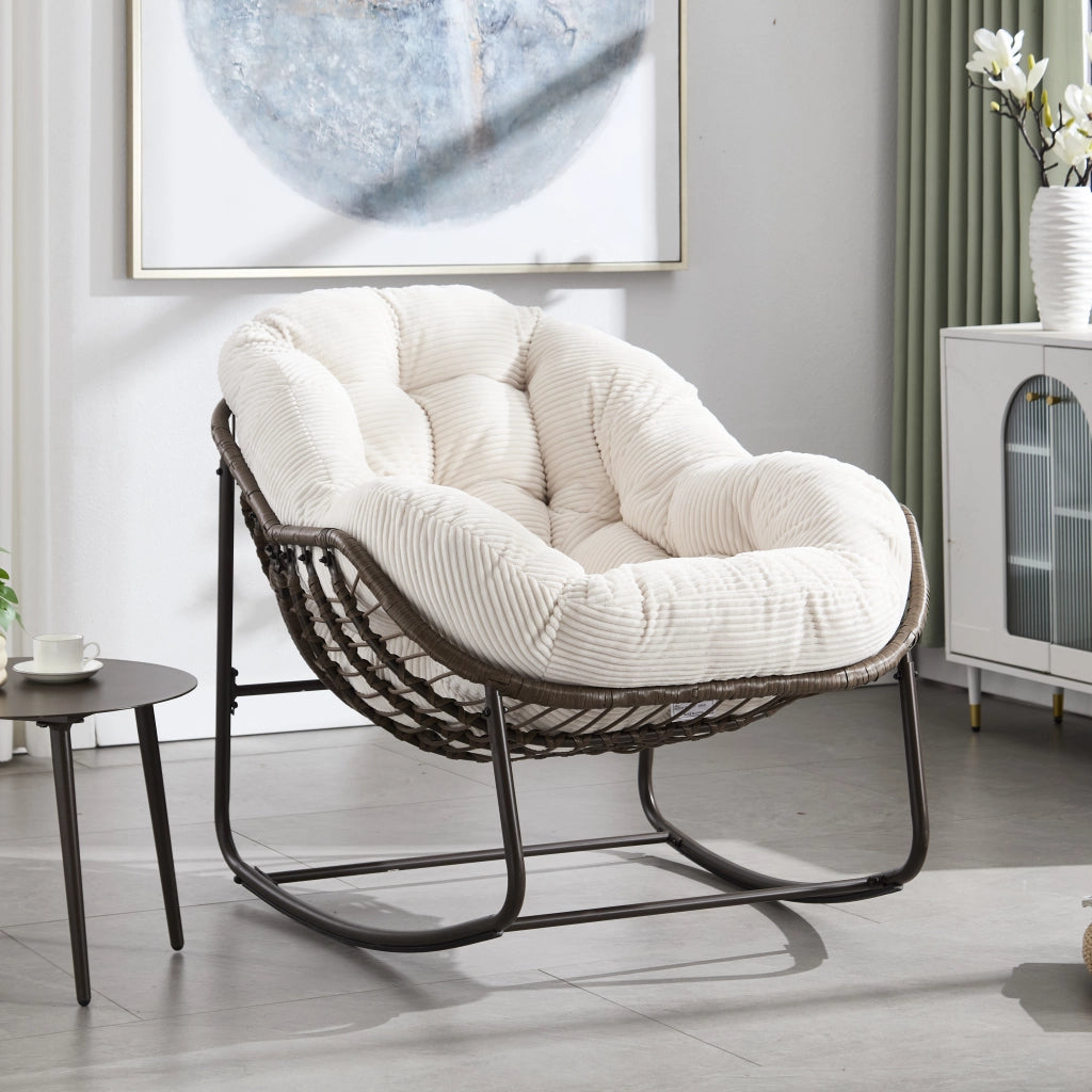 Sedia a dondolo in rattan sintetico con cuscino e telaio in acciaio bianco da esterno per veranda 78 × 106 × 90 cm