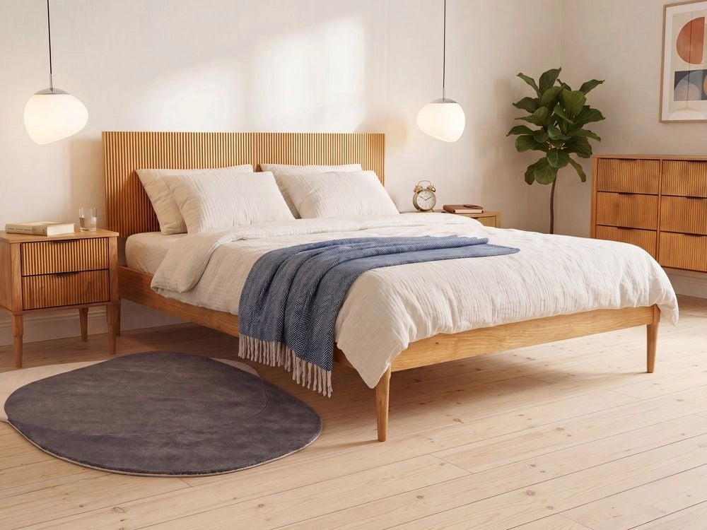 Letto matrimoniale in legno con base a doghe piane e testiera in legno marrone chiaro 180 x 200 cm stile scandinavo naturale