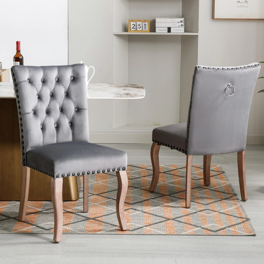 Sedia da pranzo moderna in velluto con schienale decorato e borchie ramate, gambe in legno massiccio grigio