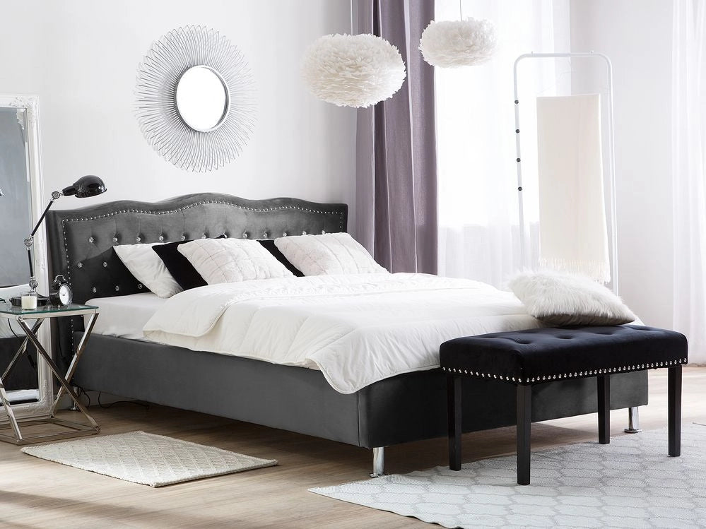 Letto matrimoniale 140 x 200 cm tessuto grigio scuro struttura imbottita finiture per la testa dei chiodi bottoni cristallo poggiatesta