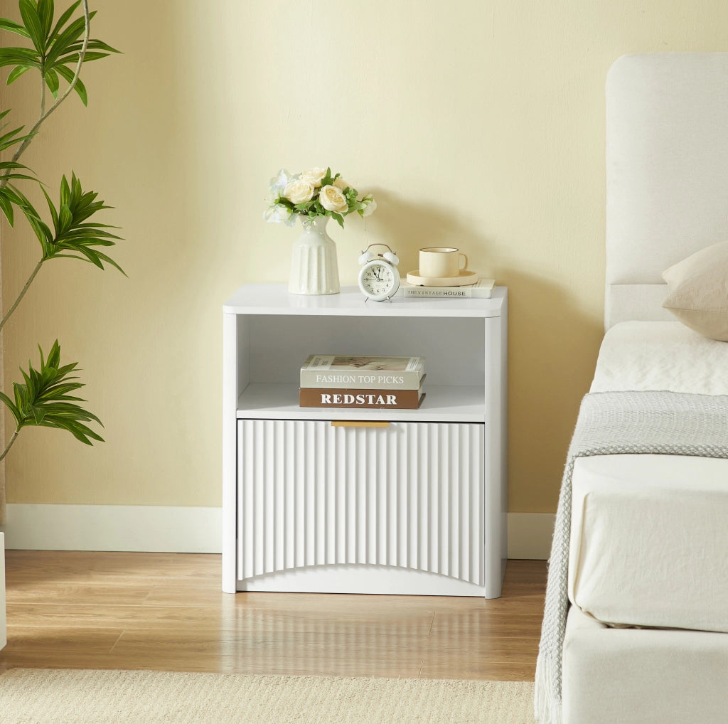 Comodino bianco 58 cm con vano aperto e maniglia dorata