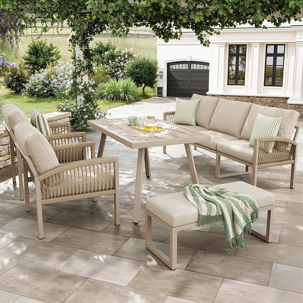 Set da giardino intrecciato a mano per 7 persone - Xylo - Struttura in ferro robusta con cuscini beige e tavolo in vetro effetto legno
