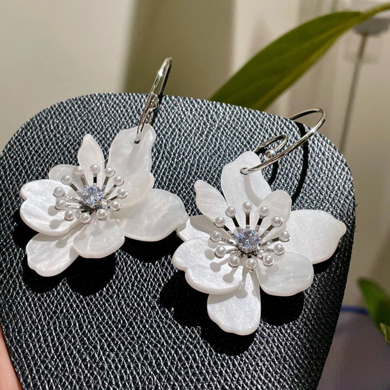 Orecchini a petalo di perla, in romantico stile francese, con un elegante design floreale.