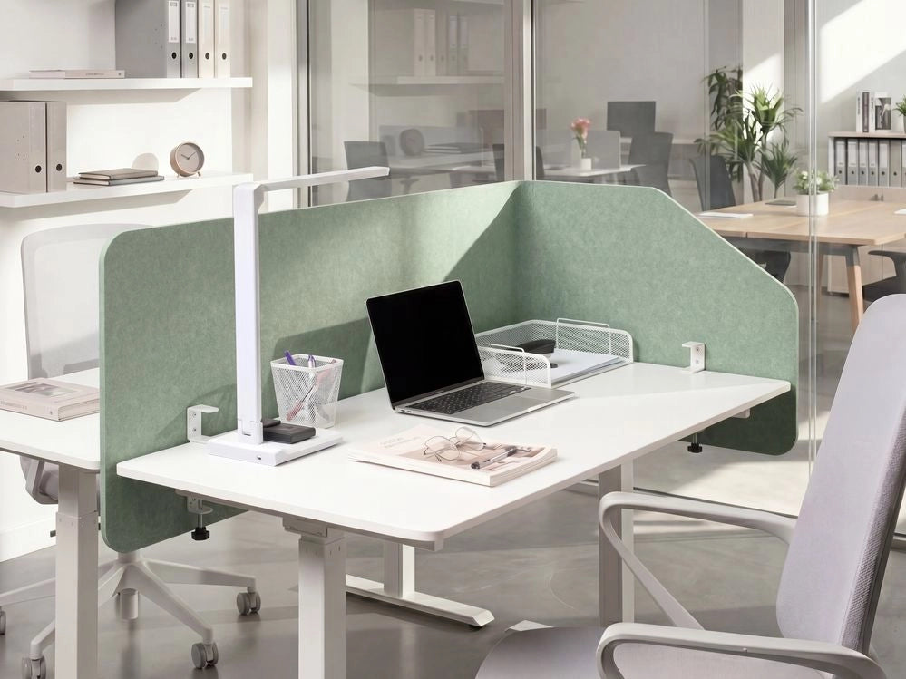 Parete divisoria angolare per scrivania Pannello in PET verde chiaro Morsetti di fissaggio in acciaio 120 x 60 x 50 cm Parete divisoria acustica Modulare Home Office