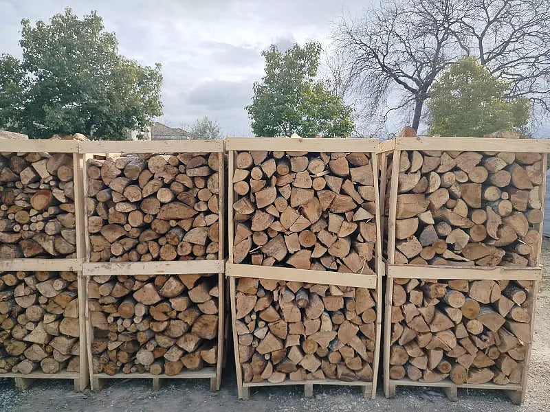 Legna da ardere stagionata derivazione italiana su bancale e pronta all'uso