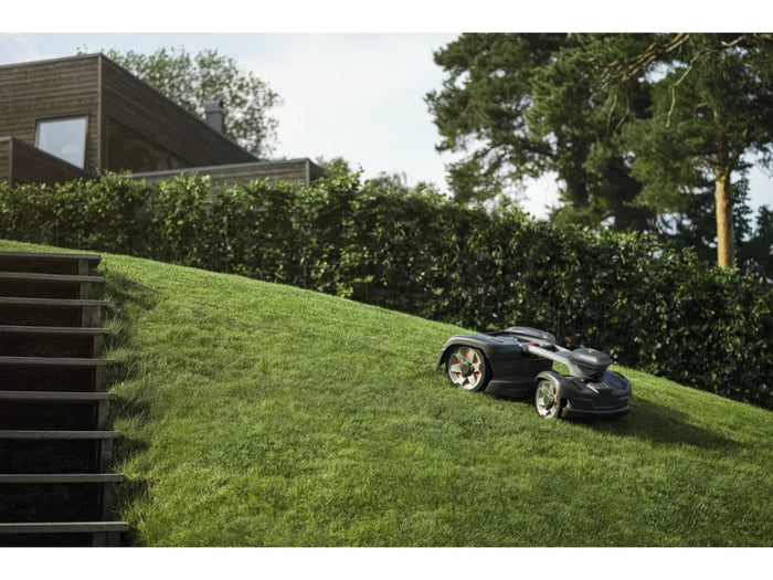 Husqvarna Automower 435X AWD NERA 3.500mq EPOS IPX4 70% pendenza Li-Ion