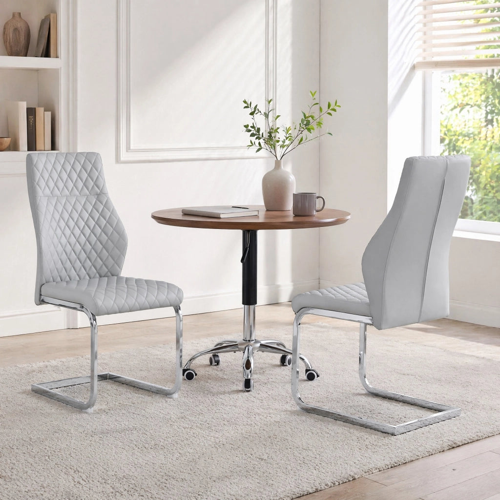 Set di 2 sedie da pranzo in similpelle PU grigio chiaro; schienale alto 100 cm; struttura in metallo argento