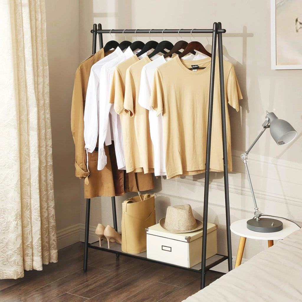 SONGMICS Appendiabiti telaio in acciaio con asta e ripiano 33,5 x 92,5 x 153 cm, per camera da letto, guardaroba, lavanderia, nero opaco HSR23BK